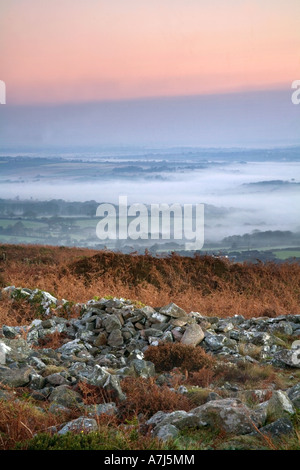 Vue depuis la colline à l'aube avec Tregonning brouillard dans la vallée de Hayle Banque D'Images