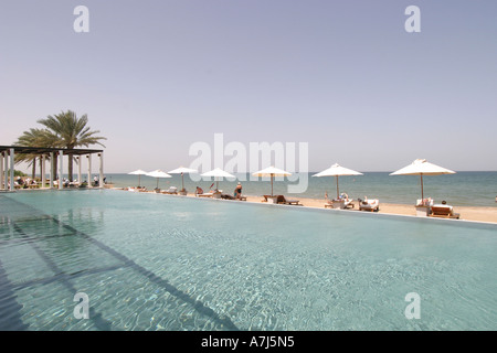 Piscine à débordement, l'hôtel The Chedi Muscat, Oman, Banque D'Images