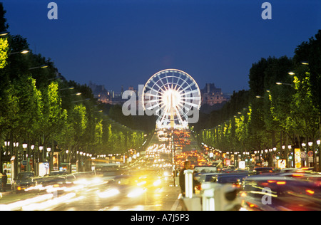 Vue vers le bas des champs elysées vers l'Obélisque de Louxor, Paris Banque D'Images