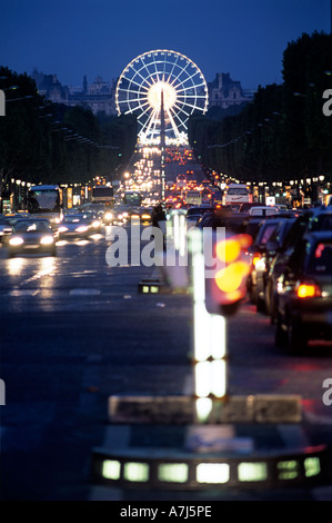 Vue vers le bas des Champs Elysées la nuit vers l'Obélisque de Louxor et la grande roue Banque D'Images