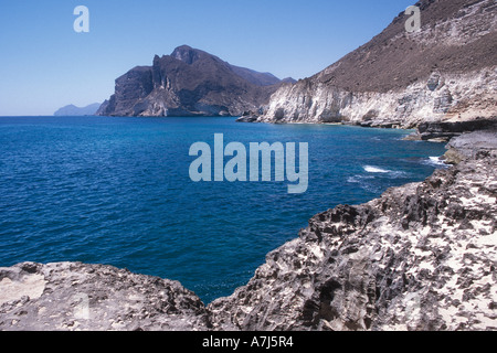 Falaises côtières à Al Mughsayl près de Mascate, Oman, Dhofar Banque D'Images