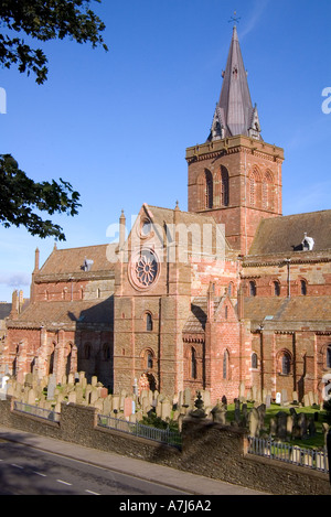 dh St Magnus Cathedral KIRKWALL ORKNEY Cathedral and Graveyard Banque D'Images