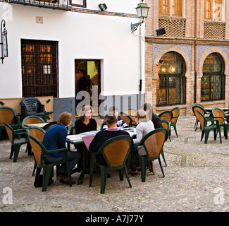 Famille à la table à l'extérieur dans le restaurant plaza Albacin Granada espagne Banque D'Images