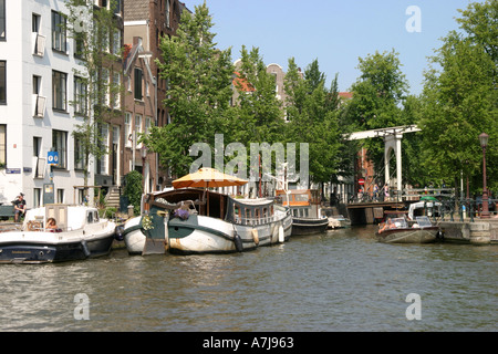 Péniches sur le canal à Amsterdam Pays-Bas Banque D'Images