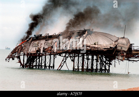 La salle de concert sur le feu à Brighton West Pier après les incendiaires ont attaqué pour la 2e fois en 5 mois Banque D'Images