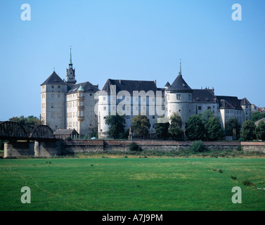 Renaissanceschloss Hartenfels und die historische Elbebruecke à Torgau en Saxe, die im Zusammenhang mit der zweiten Weltkrieges Beendigung des wel Banque D'Images