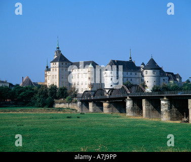 Renaissanceschloss Hartenfels und die historische Elbebruecke à Torgau en Saxe, die im Zusammenhang mit der zweiten Weltkrieges Beendigung des wel Banque D'Images