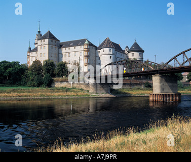 Renaissanceschloss Hartenfels und die historische Elbebruecke à Torgau en Saxe, die im Zusammenhang mit der zweiten Weltkrieges Beendigung des wel Banque D'Images