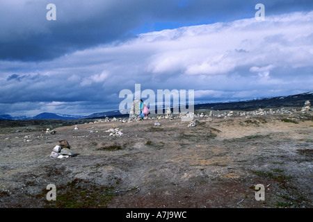 Les tas de pierres dans le cercle arctique dans le Nord de la Norvège Banque D'Images