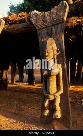 Sculpture Dogon sur l'un des 8 postes de la togu na, lieu de rencontre pour les aînés, Ende village, pays dogon, Mali Banque D'Images