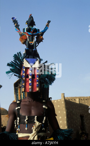 Danseur masqué à la Dama festival, Ireli village en dessous de la falaise de Bandiagara, pays dogon, Mali Banque D'Images