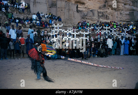 Danseur masqué à la Dama festival, Ireli village en dessous de la falaise de Bandiagara, pays dogon, Mali Banque D'Images