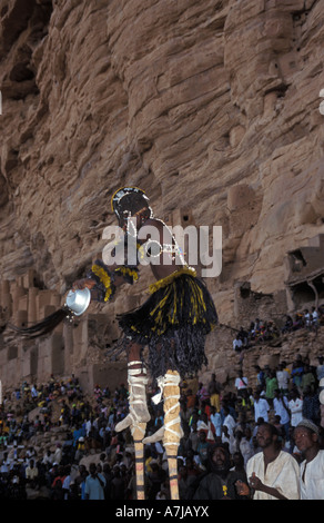 Danseur masqué sur pilotis à la Dama festival, Ireli village en dessous de la falaise de Bandiagara, pays dogon, Mali Banque D'Images