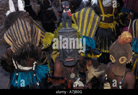 Danseur masqué à la Dama festival, Ireli village en dessous de la falaise de Bandiagara, pays dogon, Mali Banque D'Images