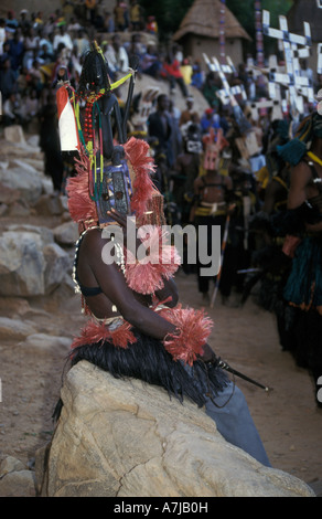 Danseur masqué à la Dama festival, Ireli village en dessous de la falaise de Bandiagara, pays dogon, Mali Banque D'Images