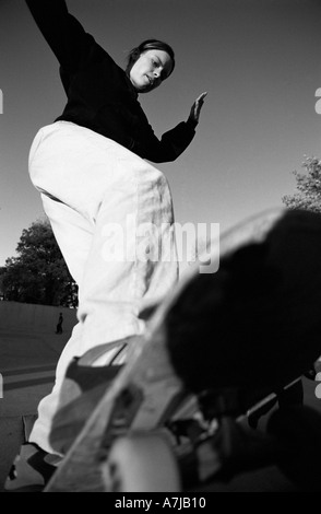 Skateboarder femelle Banque D'Images