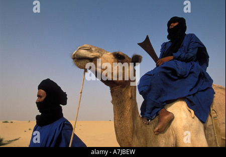 Voyageant par chameau touareg dans le désert du Sahara à l'extérieur de Tombouctou, Mali Banque D'Images