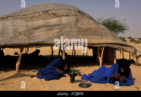 Boire du thé Touareg dans une ferme dans le désert du Sahara, Tombouctou, Mali Banque D'Images