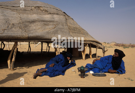 Boire du thé Touareg dans une ferme dans le désert du Sahara, Tombouctou, Mali Banque D'Images