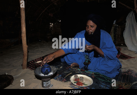 Boire du thé Touareg dans un homestead dans le désert du Sahara, Tombouctou, Mali Banque D'Images