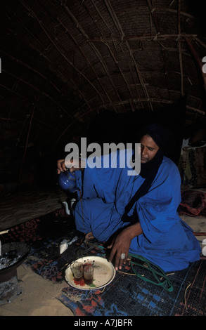 Boire du thé Touareg dans un homestead dans le désert du Sahara, Tombouctou, Mali Banque D'Images