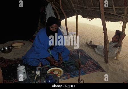 Boire du thé Touareg dans un homestead dans le désert du Sahara, Tombouctou, Mali Banque D'Images