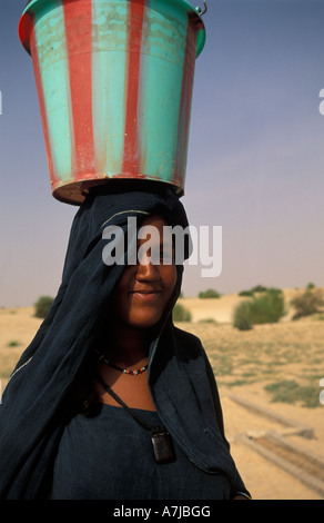 Femme touareg la collecte de l'eau d'un puits dans le désert du Sahara, Tombouctou, Mali Banque D'Images