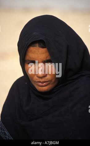 Femme touareg dans le désert du Sahara, Tombouctou, Mali Banque D'Images