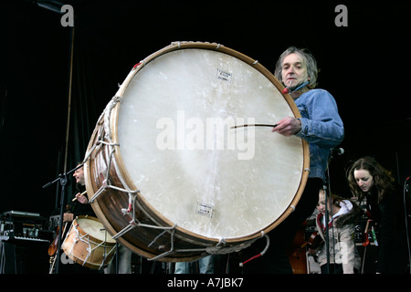 Willie drennan musicien sur scène avec un énorme tambour Lambeg pendant les concerts pour St Patricks Day Belfast Irlande du Nord Banque D'Images