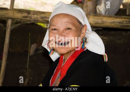 Femme d'Akha souriante de la noix de bétel à mâcher avec des dents noires Banque D'Images