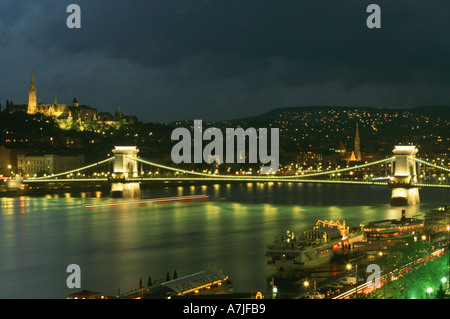 Pont des Chaînes la nuit Budapest Hongrie Banque D'Images