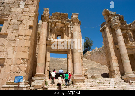 Propylaeum passerelle vers le Temple d'Artémis préservé ville romaine Jerash Jordanie Moyen Orient Banque D'Images