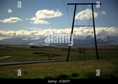 Lignes électriques à travers le glacier en Islande Banque D'Images