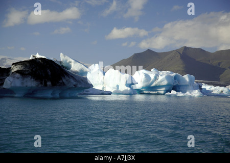 Des icebergs sur la lagune Jokulsarlon éclairées par le soleil en Islande Banque D'Images