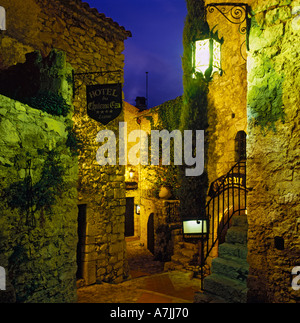 Une scène de rue étroite de nuit lumineux s'allumant avec restaurant et hôtel 4 étoiles à Eze sur mer sud de la France Banque D'Images