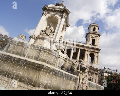 Fontaine de grande échelle à la Place Saint Sulpice, Paris France avec l'église Saint-Sulpice dans l'arrière-plan Banque D'Images