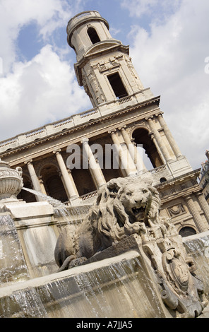 Fontaine de grande échelle à la Place Saint Sulpice, Paris France avec l'église Saint-Sulpice dans l'arrière-plan Banque D'Images