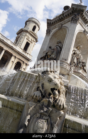 Fontaine de grande échelle à la Place Saint Sulpice, Paris France avec l'église Saint-Sulpice dans l'arrière-plan Banque D'Images
