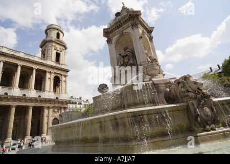 Fontaine de grande échelle à la Place Saint Sulpice, Paris France avec l'église Saint-Sulpice dans l'arrière-plan Banque D'Images
