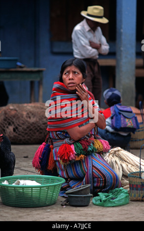 L'opérateur du marché de San Juan Cotzal foman triangle Ixil, El Quiché Guatemala enveloppé dans le style distinctif de châle local Banque D'Images