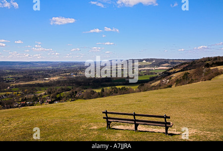 Vue depuis le sud-ouest de North Downs à Reigate dans le Surrey sur une après-midi ensoleillée Banque D'Images