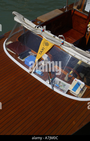 Italie Venise taxi de l'eau élégant avec des passagers en attente de bois polonais à Venise Italie Banque D'Images