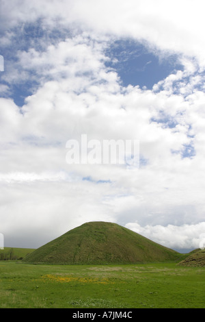 Silbury Hill homme ancien fait Hill près de Avebury Wiltshire, Angleterre Banque D'Images