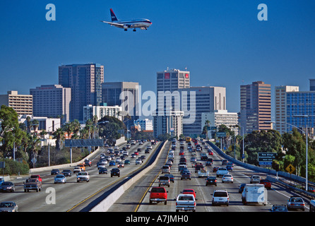 Avion de ligne survolant trafic de banlieue sur l'Interstate Highway 5 à San Diego en vue de l'atterrissage, California, USA Banque D'Images