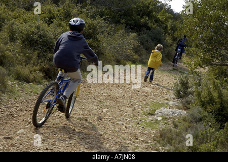 France Provence Côte d'une famille équestre vtt sur un chemin de terre Banque D'Images