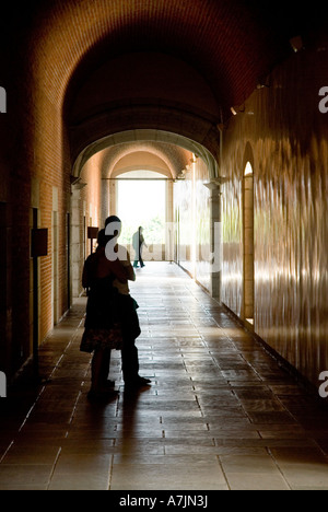 Les gens dans le couloir de la Regional Museum - Musée de la culture près de l'église du couvent de Santo Domingo à Oaxaca - Mexique Banque D'Images