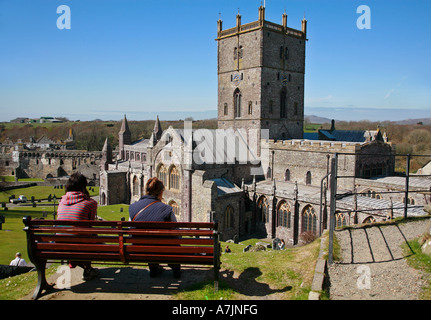 En admirant la vue sur la cathédrale de St David's Pembrokeshire en Nouvelle-Galles du Sud Banque D'Images