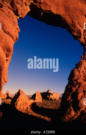 Des formations de roche de grès comme vu par passage de tourelle in early morning light Arches National Park Utah USA Banque D'Images