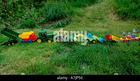 Jouet pour enfants train camions et voitures sur l'herbe Banque D'Images