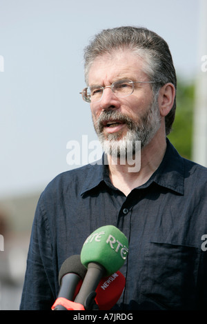 Close up Gerry Adams et RTE micro à une conférence de presse de rue dans l'Ouest de Belfast Banque D'Images